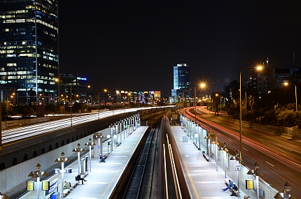 הנה באה ברכבת