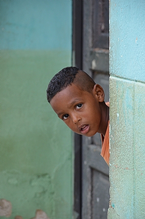 הילד שמאחורי הקיר. | ילד  קיר  דלת 