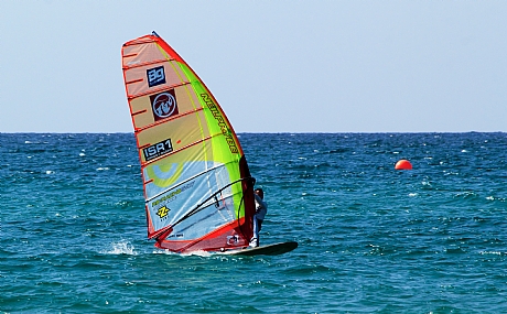 מתאמץ נגד רוח