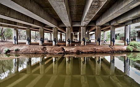 מתחת לגשר הירקון