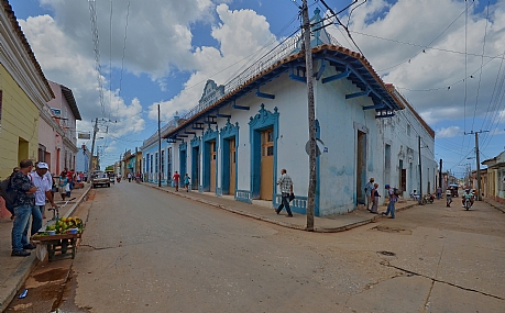 בראייה רחבה. קובה. | רחוב  אופנוען  ילדים  אנשים  מוכר פירות 