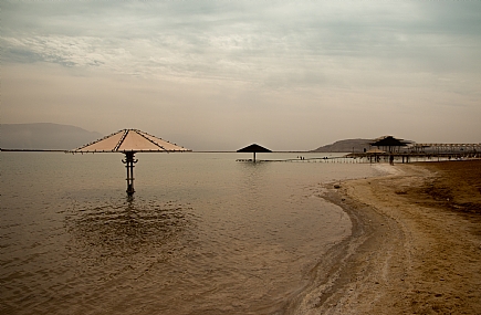 ים המלח בצבעי זהב