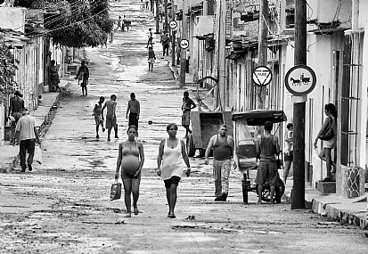 רחוב אחרי הגשם. קובה. | אנשים  נשים   ילדים  כדורגל רחוב הריון