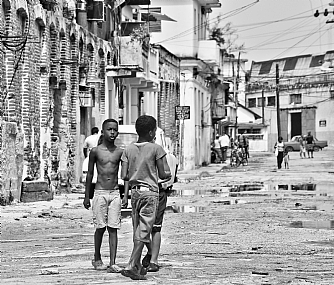 צעיר וזועם. הוואנה. | נערים  רחוב  שלוליות 