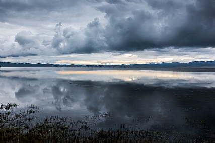 אגם איסיק קול בזריחה