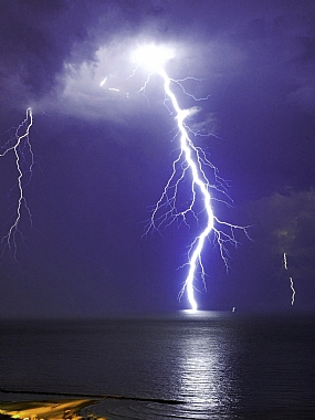 אור על פני המים