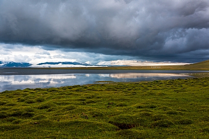זריחה מעל האגם