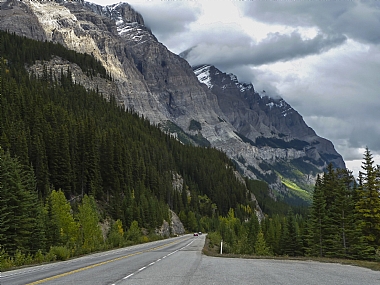 לרגלי ההרים