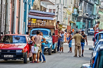 החיים בהוואנה. | קובה  אנשים  מכוניות  מובילים  
