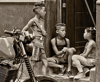 עת לִבְחוֹר... | ילדה  ילדים  אופנוע 