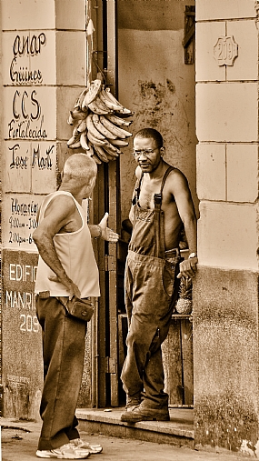 Somrone to talk to... | ירקן  חנות ירקות  שיחה 