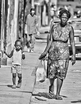 היומיום המתיש. | אשה  ילד  הוואנה  קובה נשים אפריקה