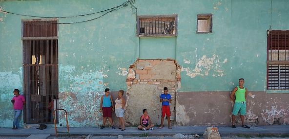 וריאציה על קיר ירוק | קיר ירוק  הוואנה  אנשים  ילדים  אישה  כלב   
