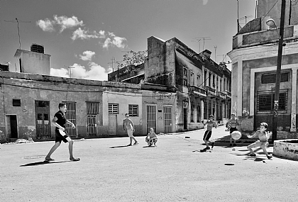 דו קרב בצהרי יום. | ילדים  רחוב  הוואנה  קובה 