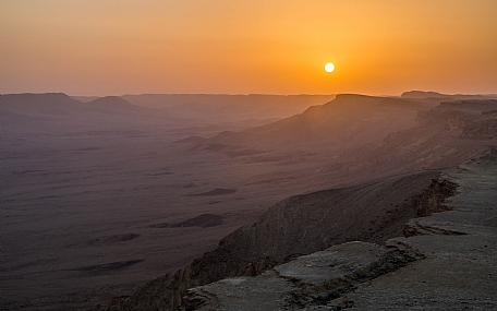 שקיעה במכתש