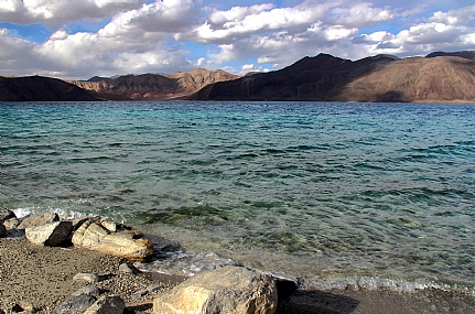 על שפת אגם פאנג-גונג