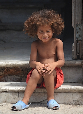 החייכן הפוך הנעליים. | ילד  הוואנה  קובה  חיוך   
