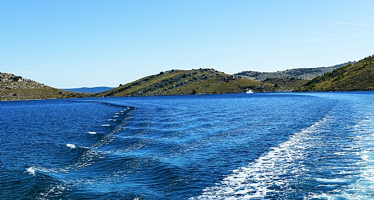 איים ושבילים במים