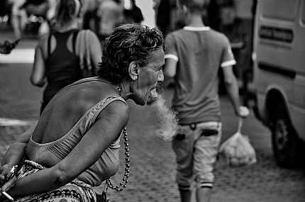 בת ארובה. | הוואנה  אישה  עישון  עשן  