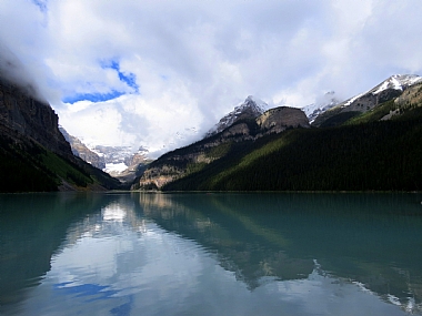 השתקפות באגם לואיז