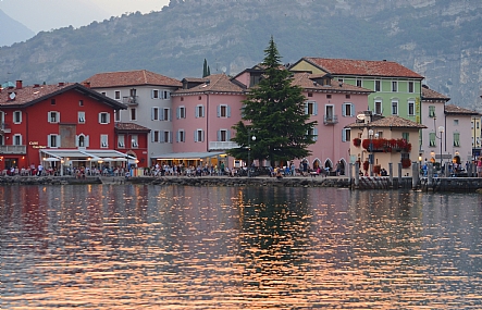 דמדומים בנאגו. | בתים צבעוניים  השתקפות  אור במים  נאגו  איטליה  Nago  Italy