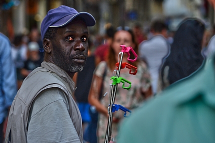 הישרדות | פורטרט  שחור  עיניים אדומות   רוגכל  ורונה 