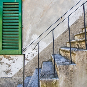 מדרגות ותריס בראדה