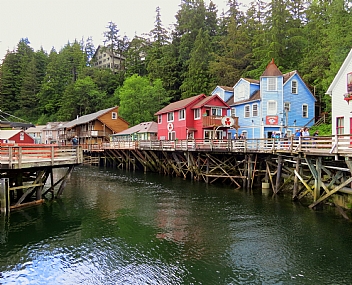 לגור על המים