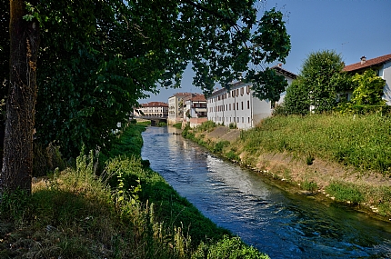 אט זורם הנחל... | בסאנו דל גרפה  נחל  צמחיה  בתים 