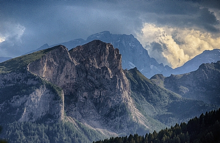 קרוב לשכינה. | הרים  דולומיטים עננים