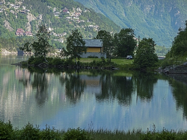 מבנה לחוף אגם