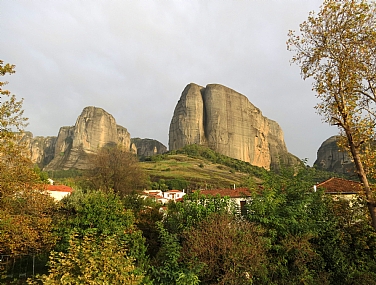 לרגלי הרי המטאורה