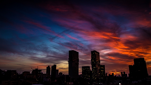 ממול הסופר מון