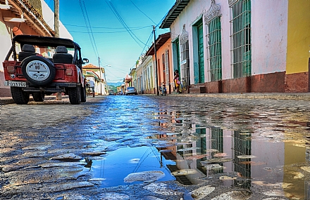 ארץ הצבעים העזים | קובה  טרינידד דה קובה  השתקפות  ג'יפ  בתים  אבנים משולבות 