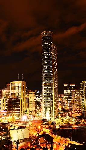 מגדל וראשו בשמיים