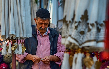 במחשבות. | סוחר  שוק  בדים  יפו 