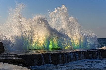 נֶעֶרְמוּ מַיִם