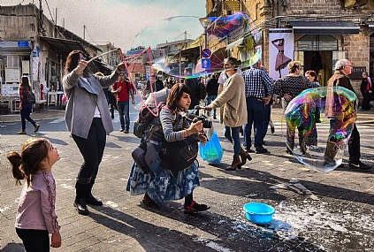 רודפת החלומות -בצבע. | צלמת  נערה  תיקים  בועות  יפו  