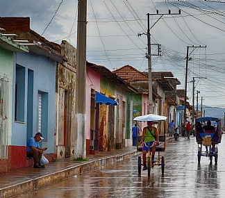 ריקשות בגשם. | ריקשה  ריקשות  נהג  רחוב  גשם  טרינידד דה קובה
