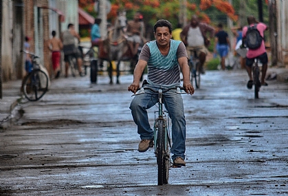 הוגה ובוקה | רוכב אופנים  בוקה  רחוב  טרעהעדד דה קובה  גשם 