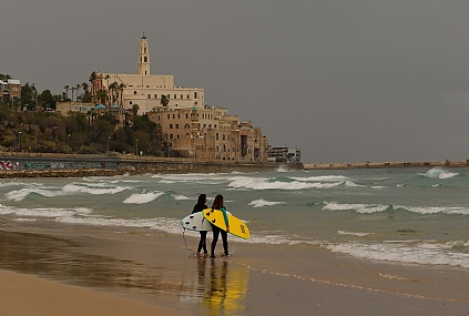 גלישה מול יפו.