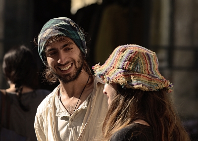 משהו באויר | חיוך  חמימות  רגש  בחור  בחורה   כיסוי ראש  כובע  יפו 