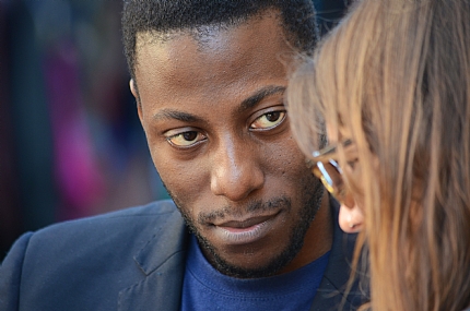 המבט. | גבר  אשה  מבט  שחום עור   חליפה 