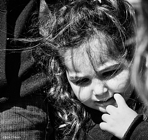 מתעמקת. | ילדה  חשיבה  התעמקות 