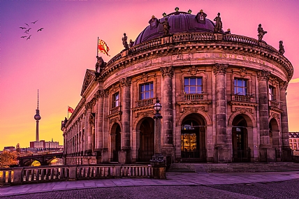 מוזיאון בודה, ברלין | מוזיאון בודה ברלין גרמניה ארכיטקטורה מבנה בניין ישן מרשים מגדל טלוויזיה תיירות מוקד תיירותי משכיה שקיעה סגול כתום שמים 