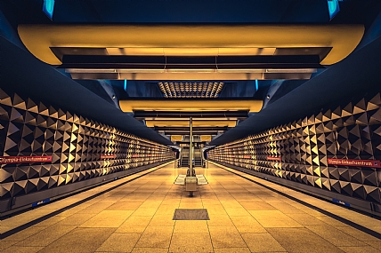 תחנה אל העתיד | ארכיטגטורה  תחנה  רכבת  תחנת רכבת  תחתית  subway  מטרו  כחול  עיצוב  עתידני  מנהרה  ריק  ללא אנשים  כסוף  עירוני  אורבני  אבסטרקט