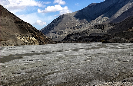 מדבר בצל הרים /2