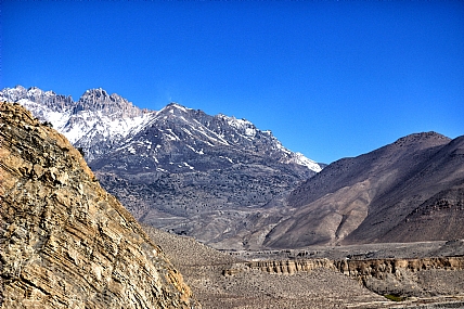 מדבר בצל הרים /3