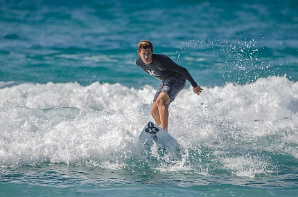 Surfing  | גולש גלשן גלים יום חוף מעגן מיכאל