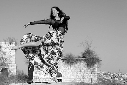 על גגות ליפתא | רקדנית